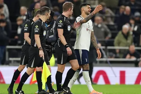 متهم بسوء التصرف.. روميرو مهدد بعقوبة إضافية بعد طرده أمام ليفربول